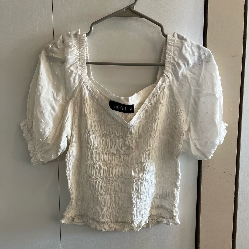 FAB’RIK white top slightly cropped. Balloon sleeve. Medium